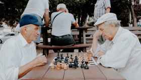 Jubilados juegan al ajedrez en un parque