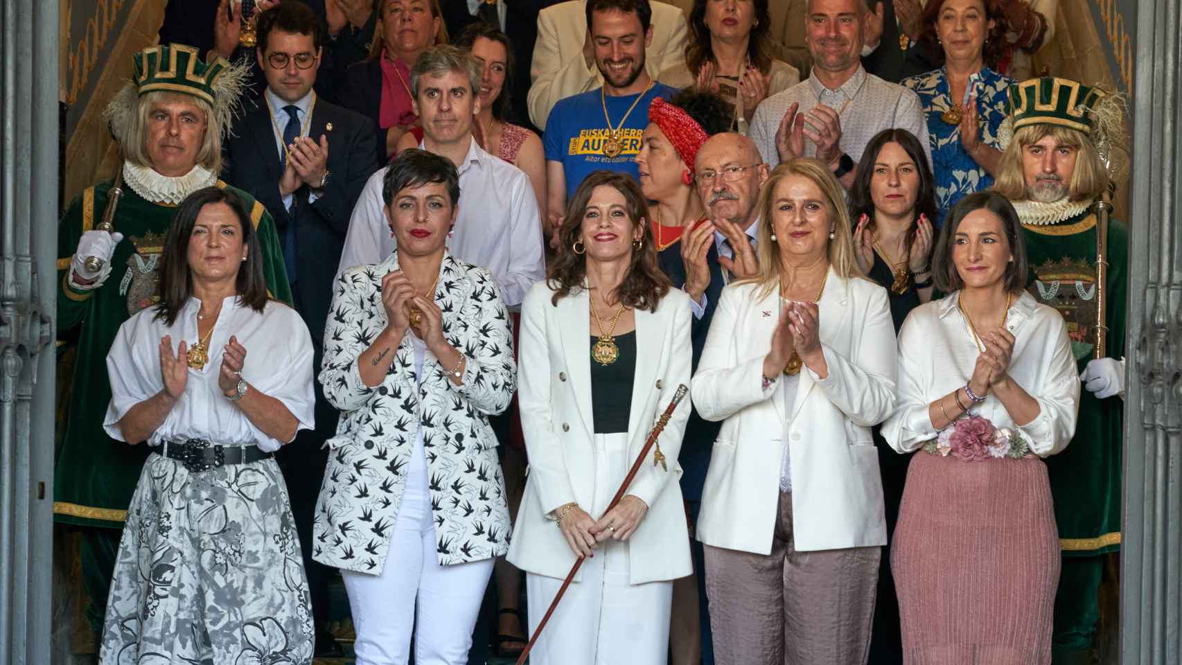 La socialista Maider Etxebarria (c) junto a las candidatas del resto de fuerzas en Vitoria / L. Rico - EFE