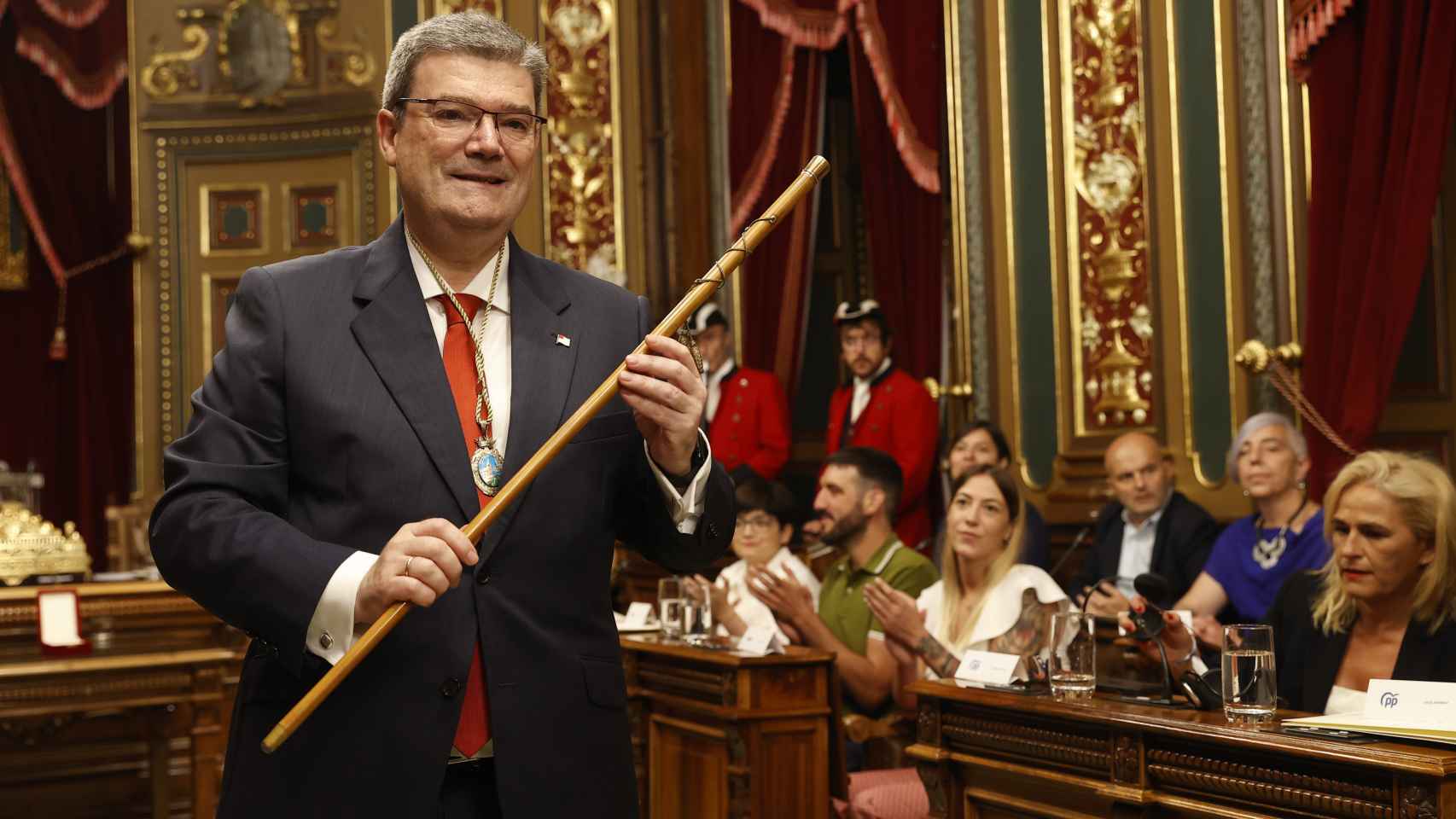 Juan María Aburto del PNV recibe el bastón de mando de Bilbao con el apoyo del PSE-EE este sábado / Miguel Toña - EFE