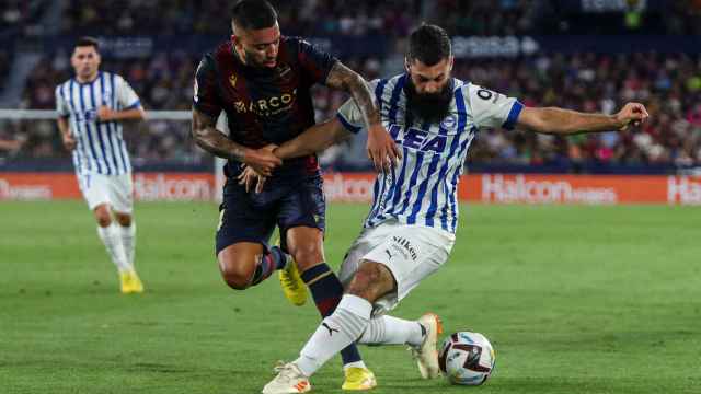 El delantero del Alavés, Asier Villalibre disputa un balón contra el defensa del Levande, Ruben Vezo / Ivan Terrón - Europa Press