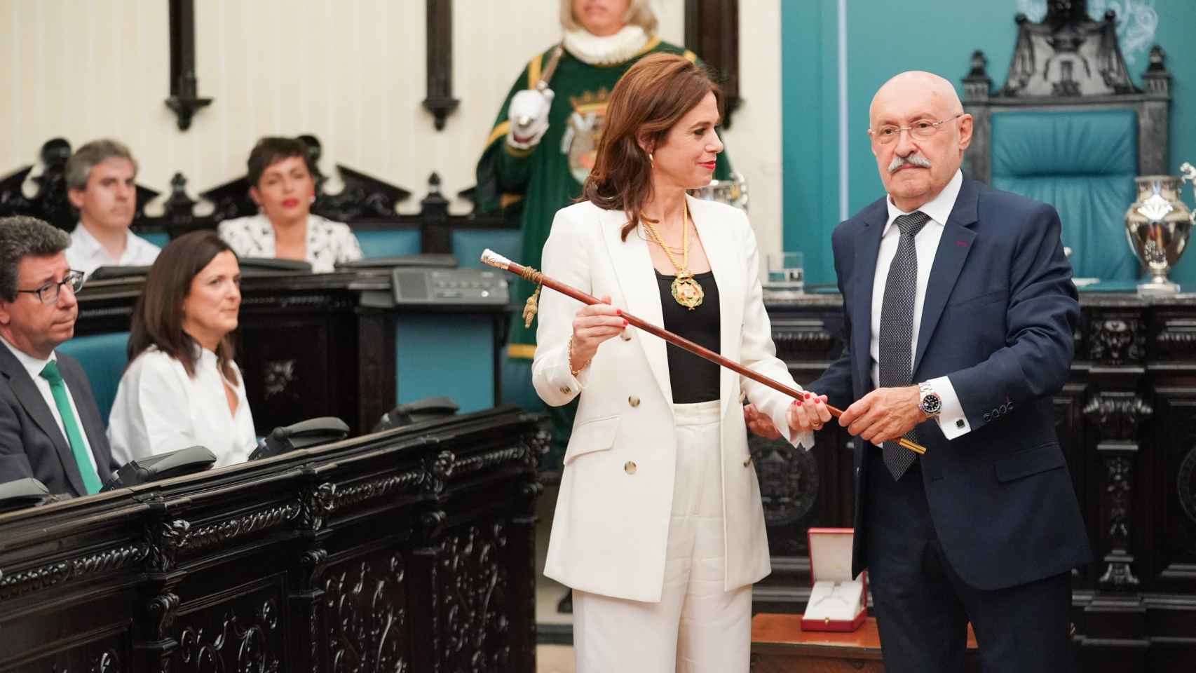 La nueva alcaldesa de Vitoria, Maider Etxebarria (PSE-EE), recibe el bastón de mando en la sesión de constitución del Ayuntamiento / Iñaki Berasaluce - Europa Press