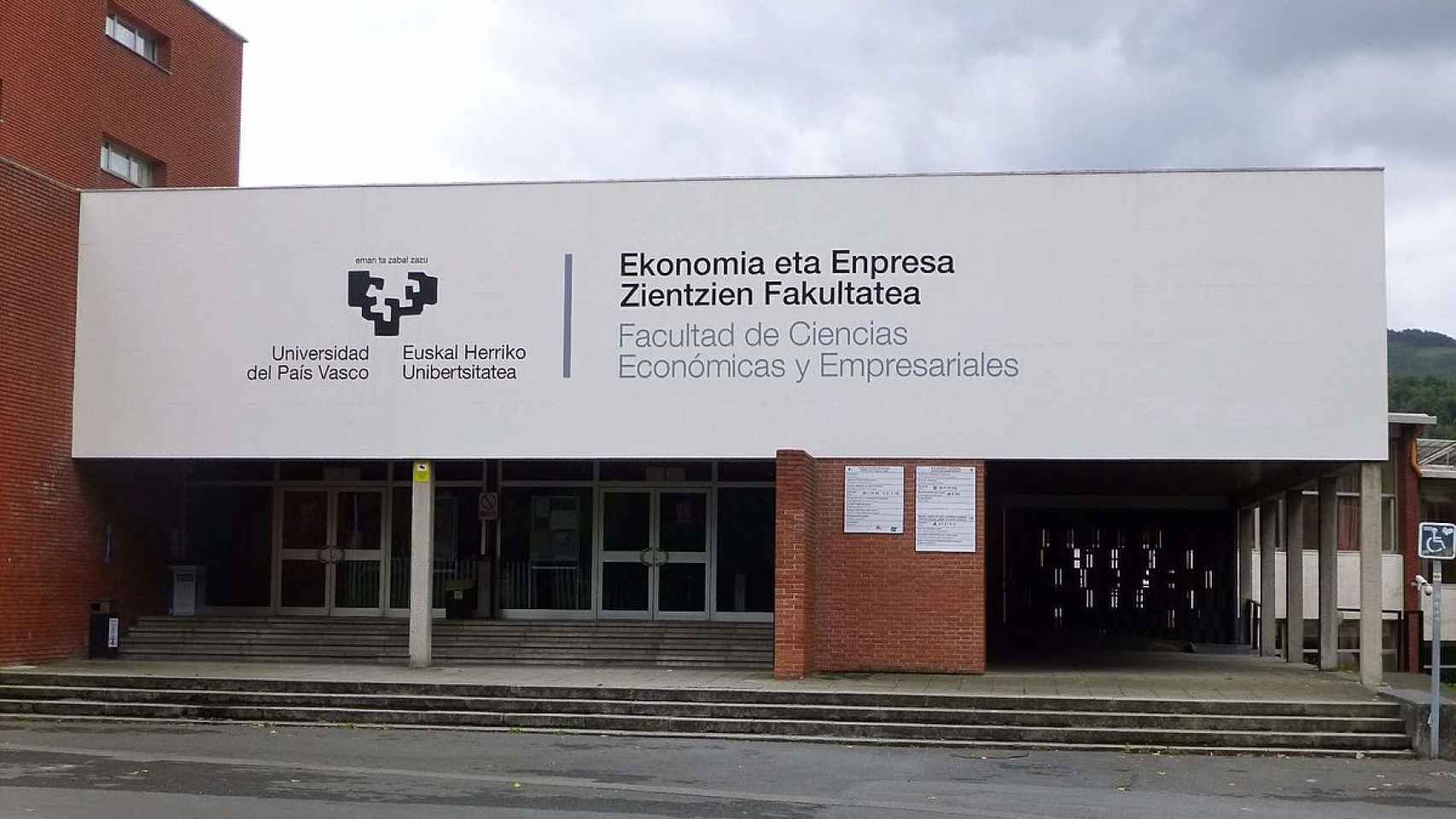 Facultad de Ciencias Económicas y Empresariales de la UPV/EHU (Sarriko) / WIKIPEDIA