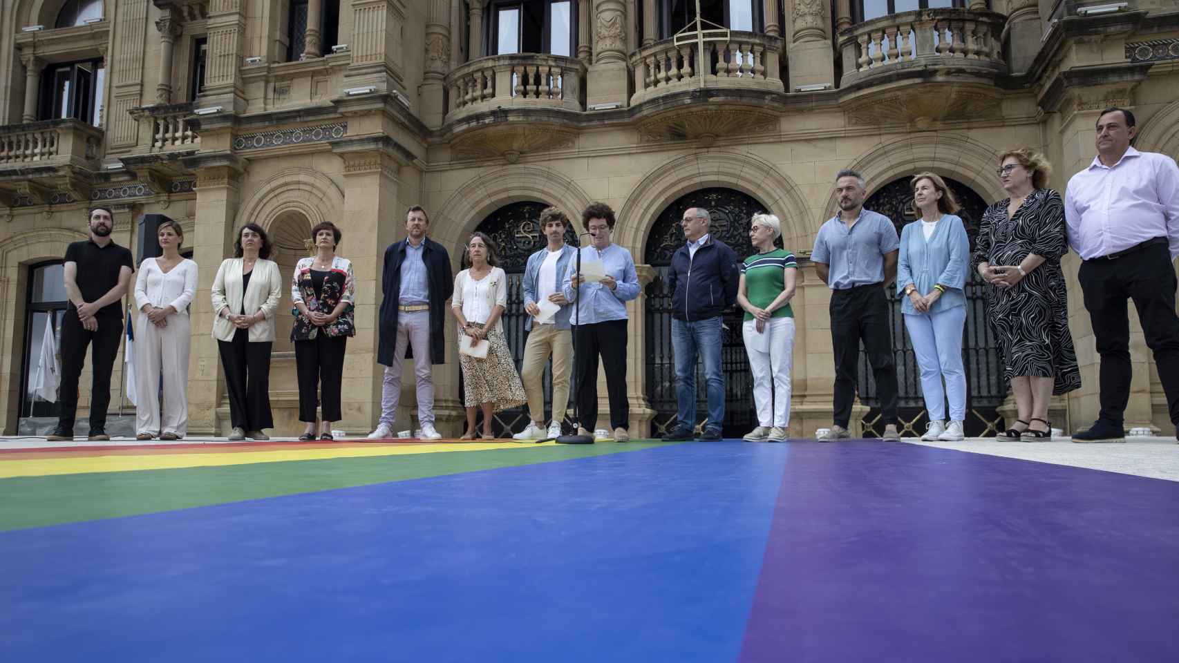 Los miembros de la corporación municipal de San Sebastián han presentado este miércoles una declaración institucional con motivo del Día Internacional del Orgullo LGTBIQ+/EFE