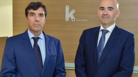 El presidente de Kutxabank, Anton Arriola, y el recién elegido como CEO, Eduardo Ruiz de Gordejuela