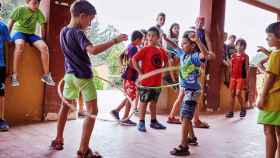 Unos niños juegan al hula hoop en uno de los campamentos de verano de Fundación la Caixa
