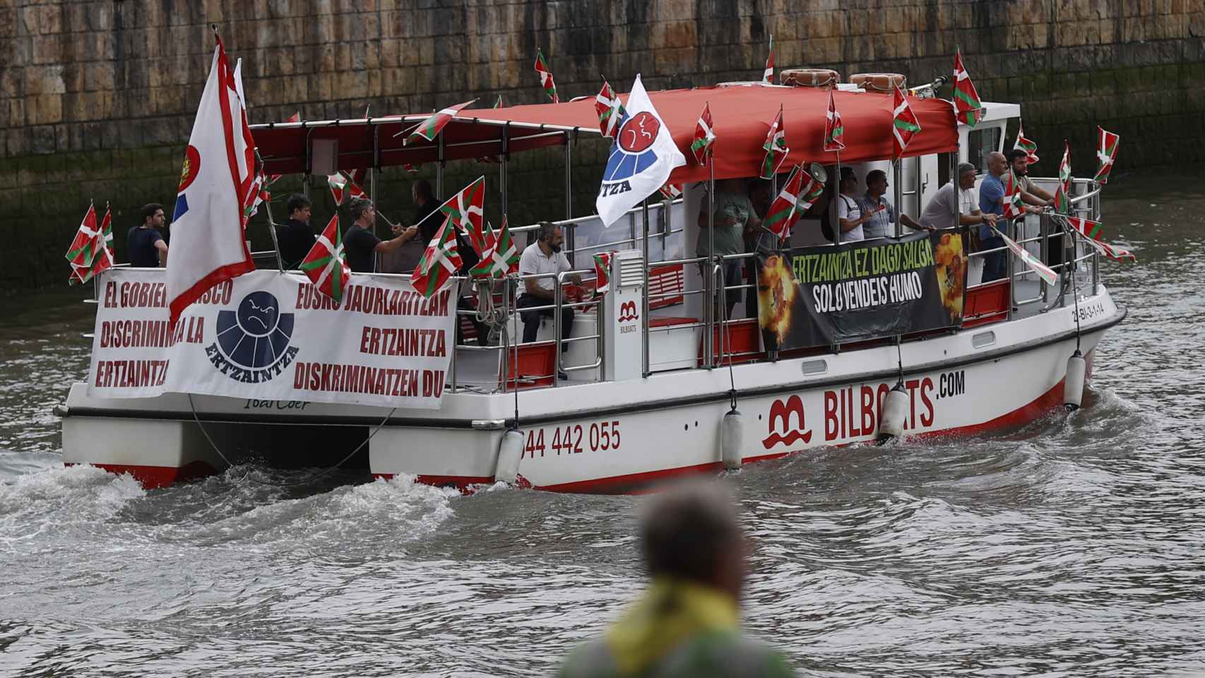 Cientos de ertzainas protestan en un barco en Bilbao durante la presentación de los equipos del Tour de Francia / Miguel Toña - EFE