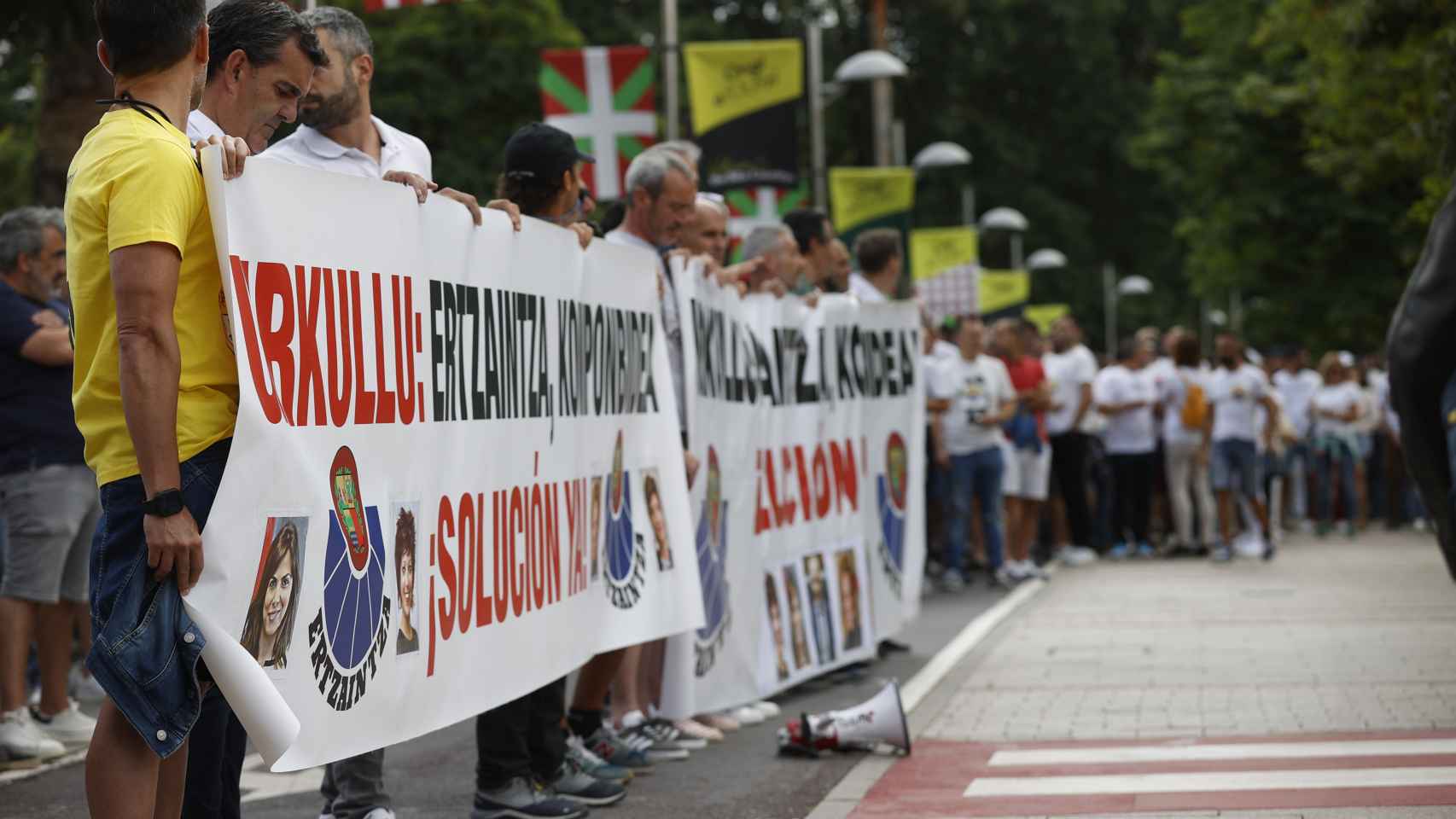 Cientos de ertzainas se manifestaron el jueves durante la presentación de los equipos del Tour en Bilbao / Miguel Toña - EFE