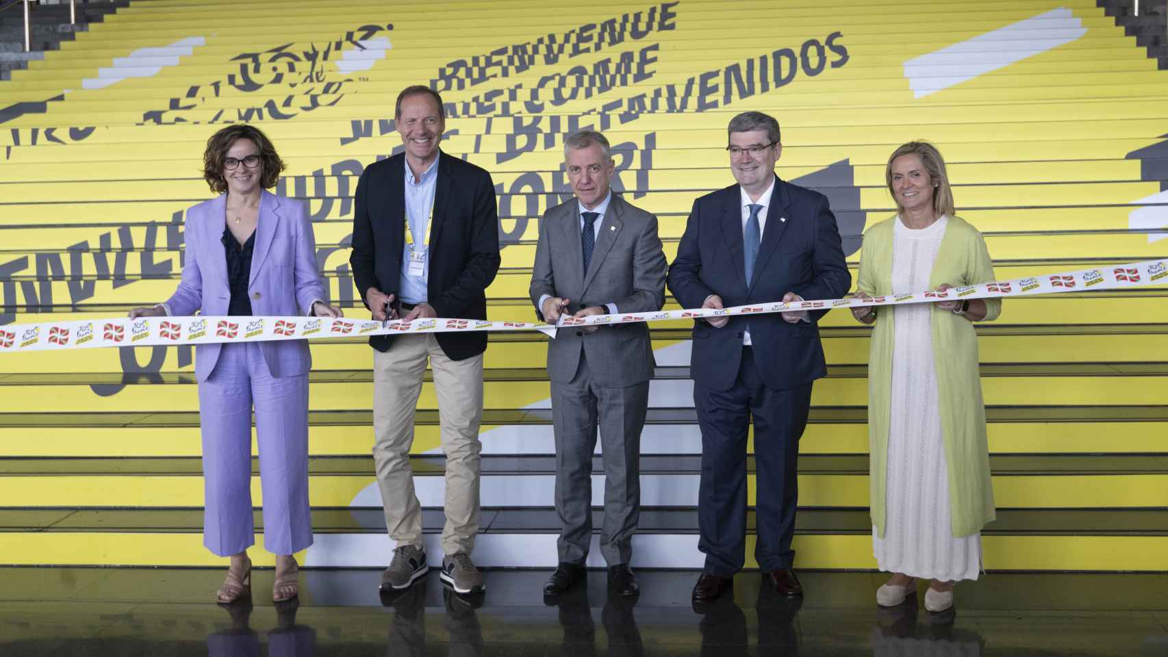 El lehendakari, Iñigo Urkullu, y Christian Prudhomme, director general del Tour de Francia, inauguran la sala de prensa de la carrera.
