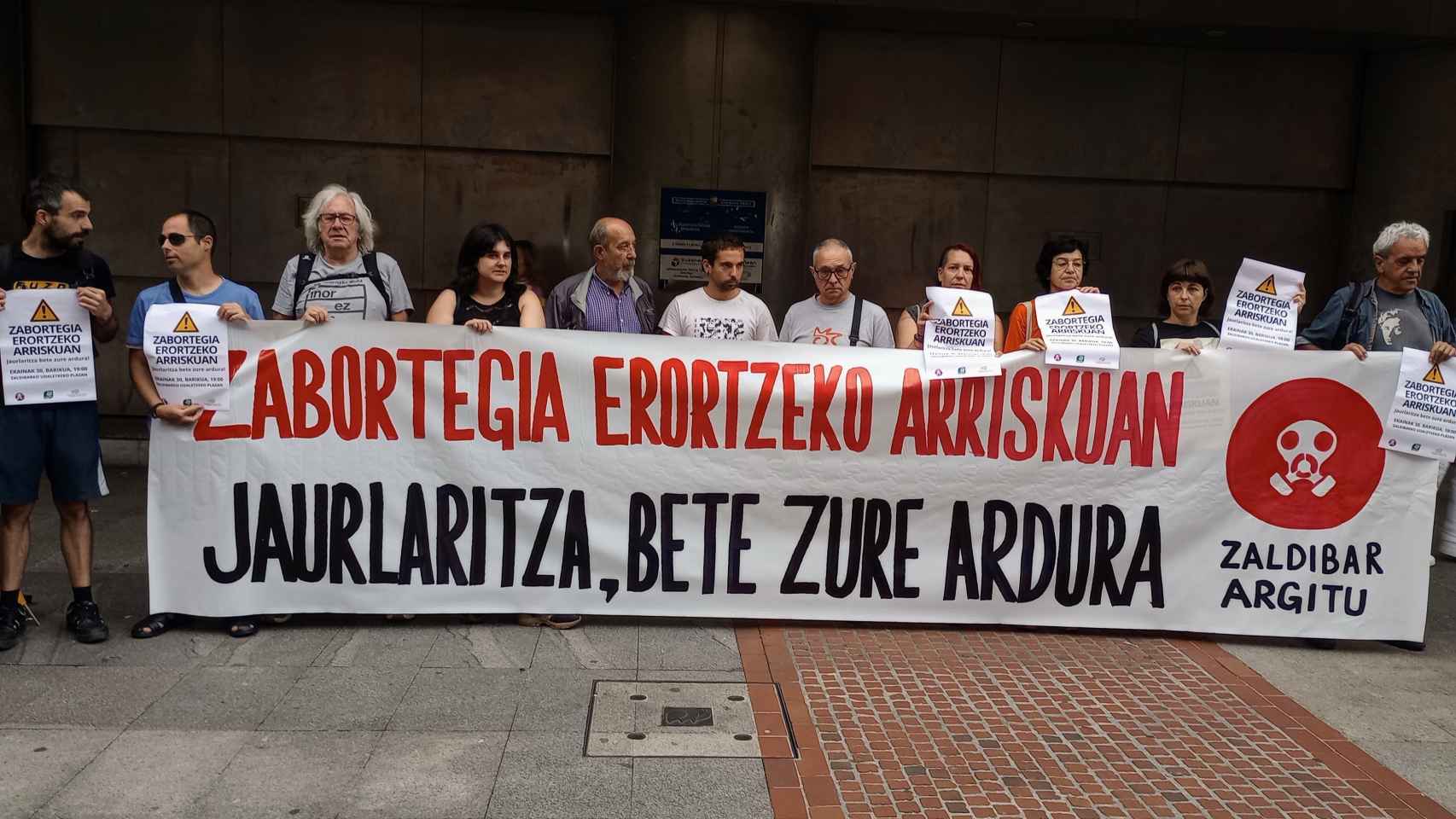 Representantes de Zaldibar Argitu, Ekologistak Martxan y la Carta de Derechos Sociales de Euskal Herria concentrados en Bilbao / Europa Press