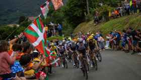 Los aficionados animan a los ciclistas en la segunda etapa del Tour de este año.