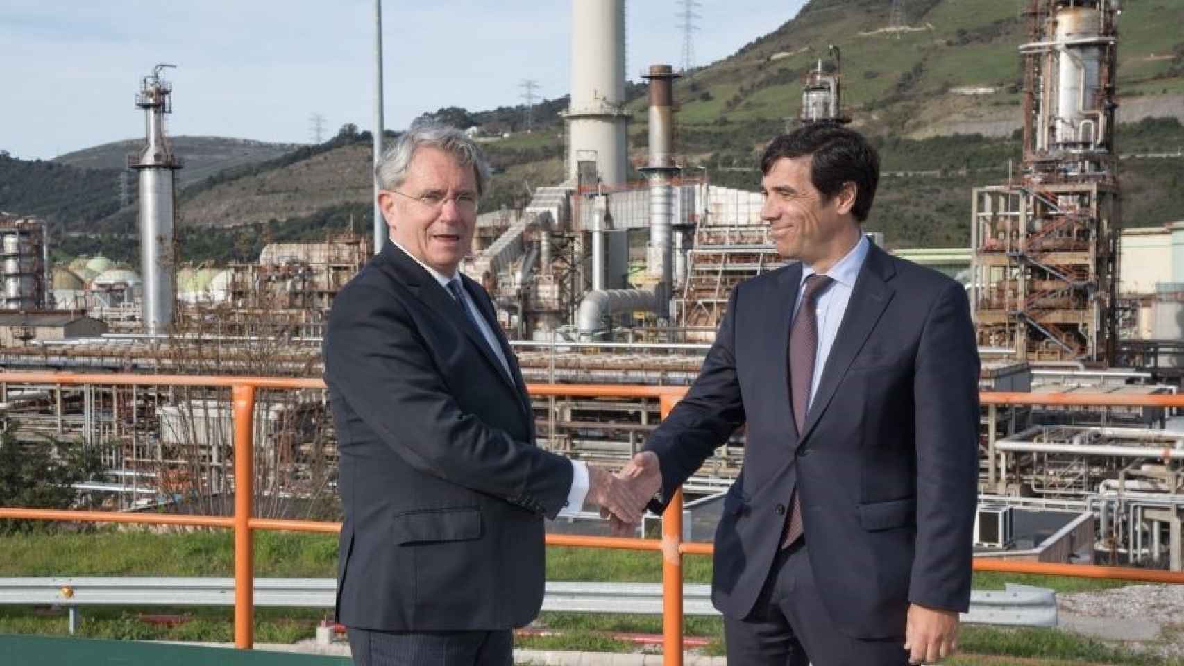 Antón Arriola con Emiliano López Atxurra, presidente de Petronor / EP