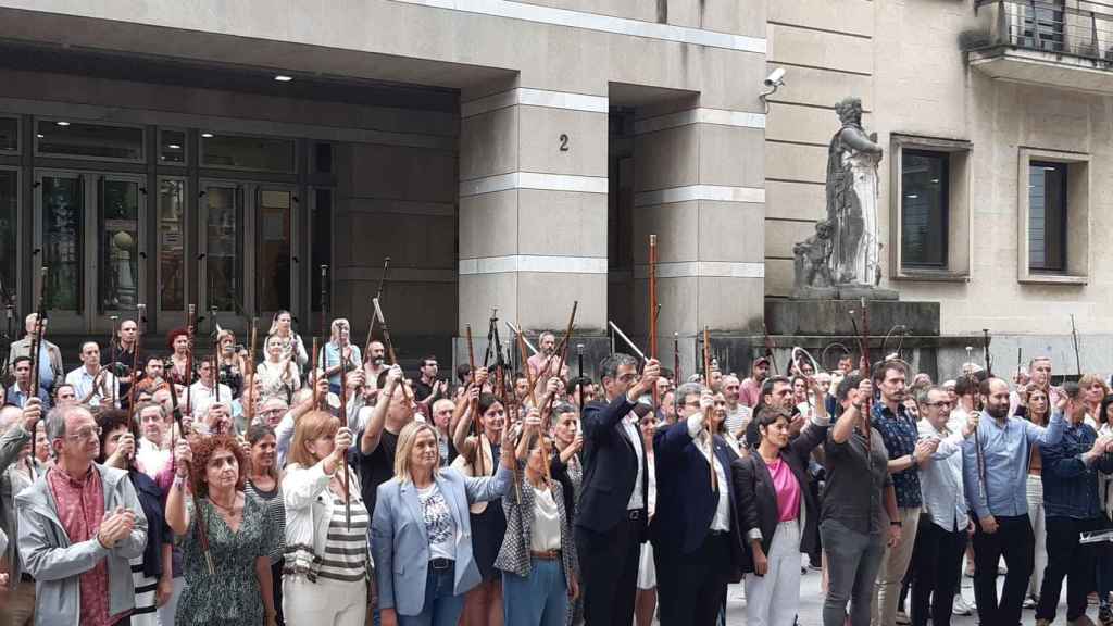 Alcaldes y concejales vascos se concentran para rechazar la resolución del Tribunal Constitucional sobre el euskera/Europa Press