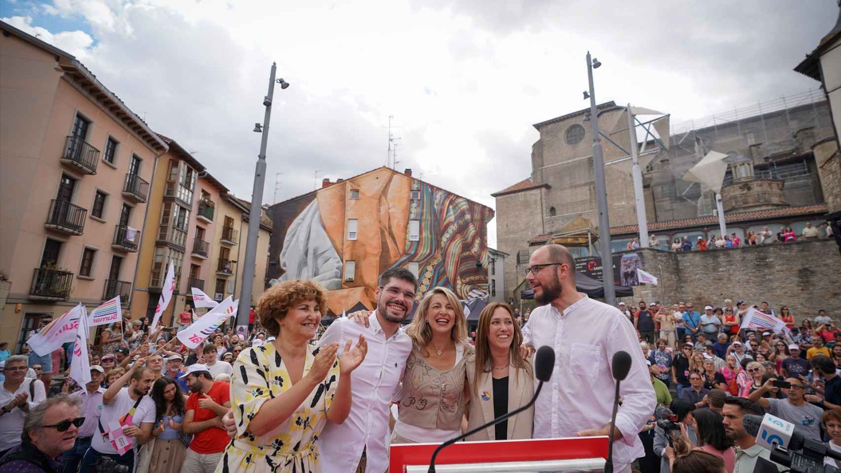 Lander Martínez (2ºIzda) junto a Yolanda Díaz (centro) y Pilar Garrido (1ºIzda) y otros representantes de Sumar en un acto en Vitoria / Iñaki Berasaluce - Europa Press