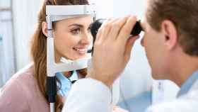 Una joven se revisa la vista en una consulta oftalmológica