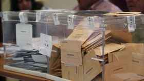 Sobres y papeletas en urnas electorales / EFE