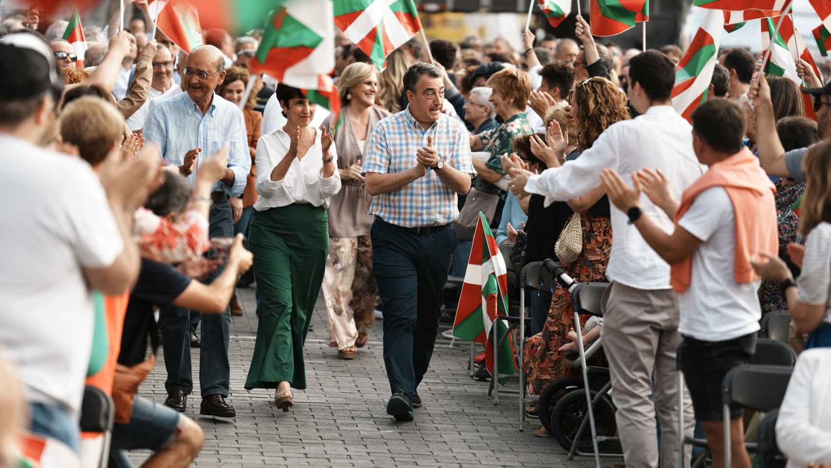 Aitor Esteban y otros candidatos del PNV en este 23-J durante el cierre de campaña / H.Bilbao - Europa Press