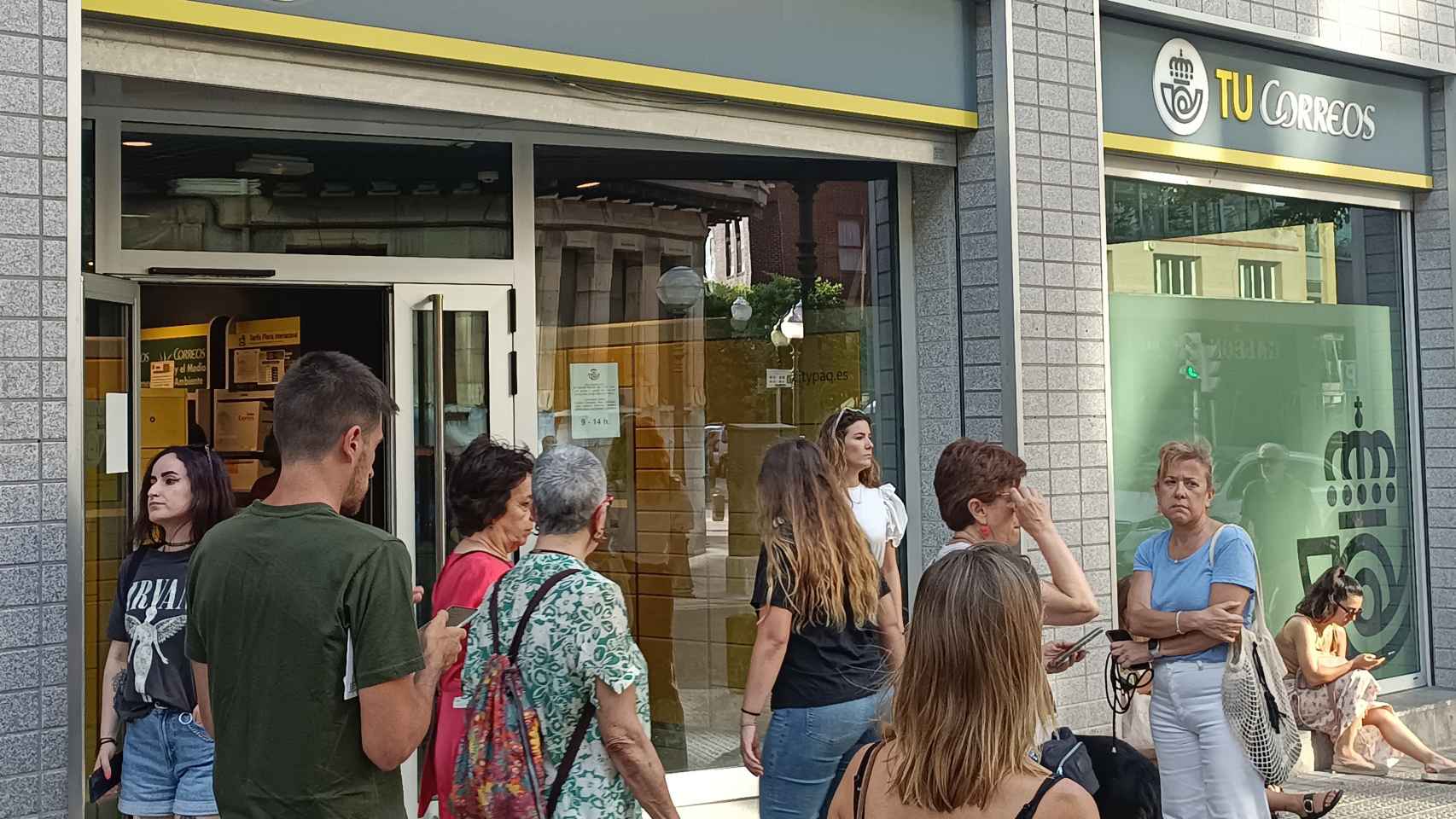 Colas frente a Correos en Bilbao / Europa Press