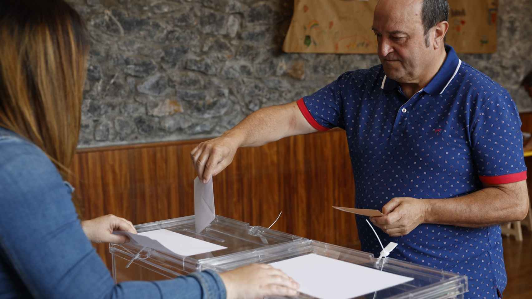 El presidente del PNV, Andoni Ortuzar, al votar este domingo.