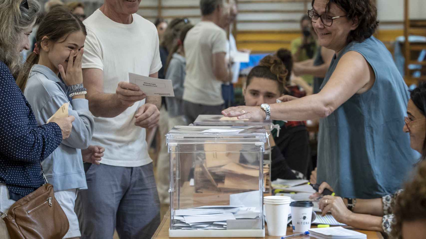 arias personas ejercen su derecho al voto este domingo en un colegio electoral de San Sebastián.