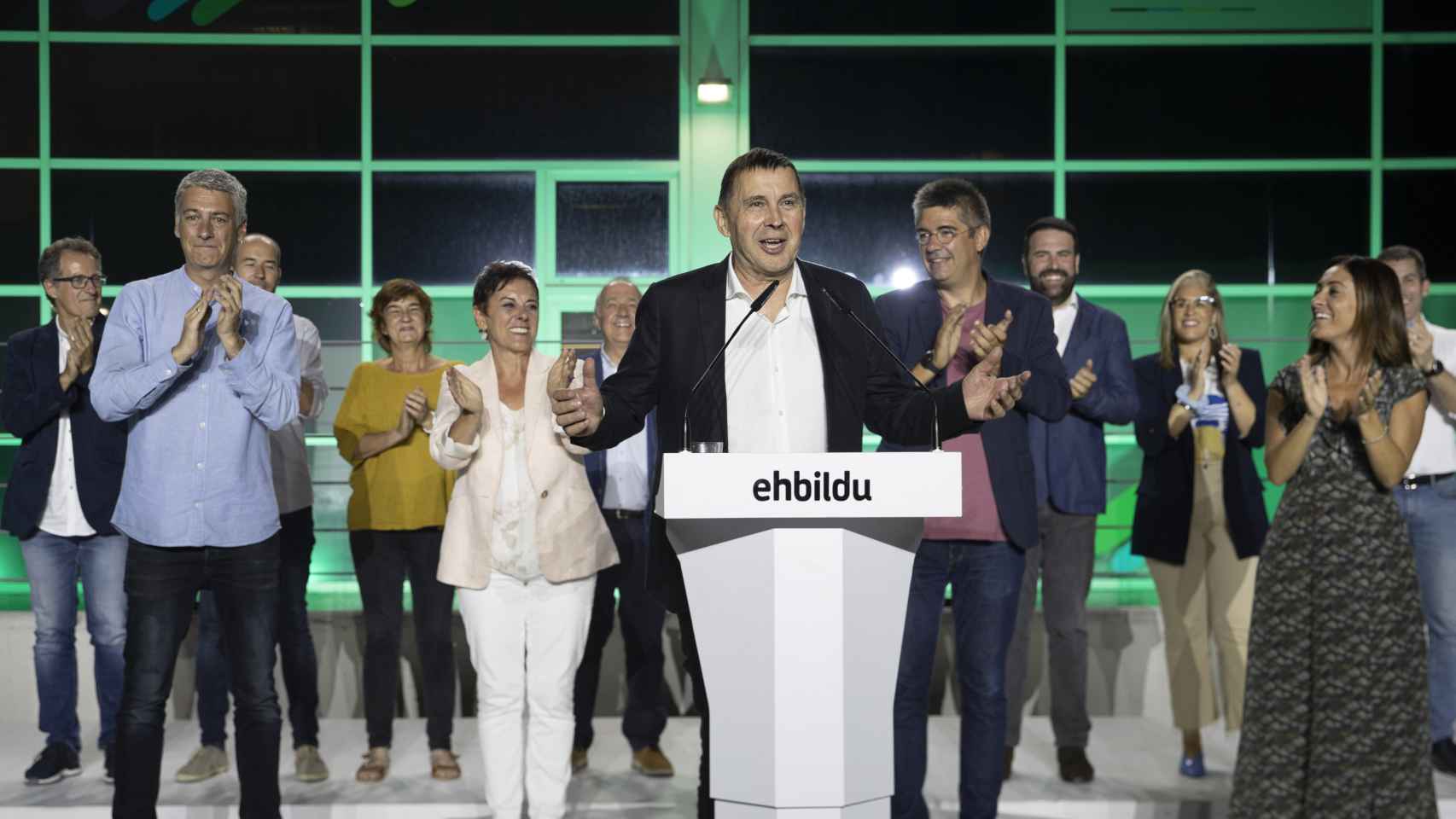 El coordinador general de EH-Bildu, Arnaldo Otegi, con otros miembros del partido celebran los resultados electorales de este 23-J / Javier Etxezarreta - EFE