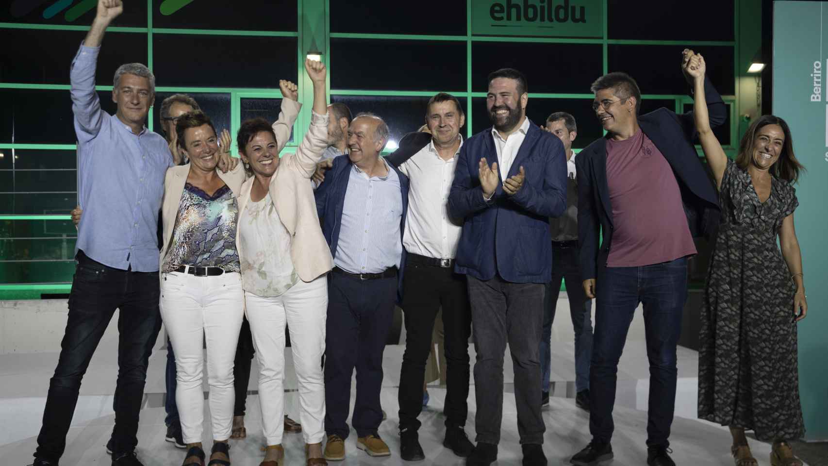 El coordinador general de EH Bildu, Arnaldo Otegi, celebra los resultados electorales en la sede de su partido en San Sebastián / Javier Etxezarreta - EFE