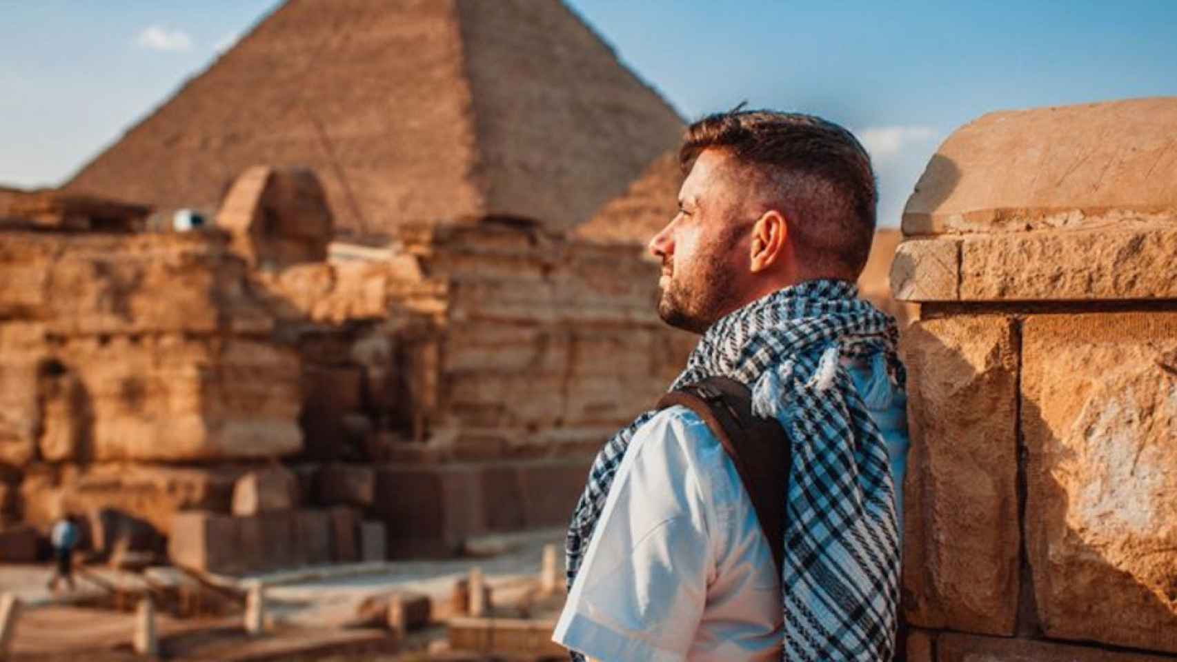 Turista contempla las pirámides