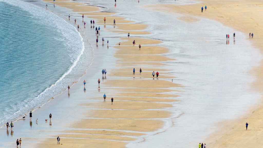 Turistas pasean por la Playa