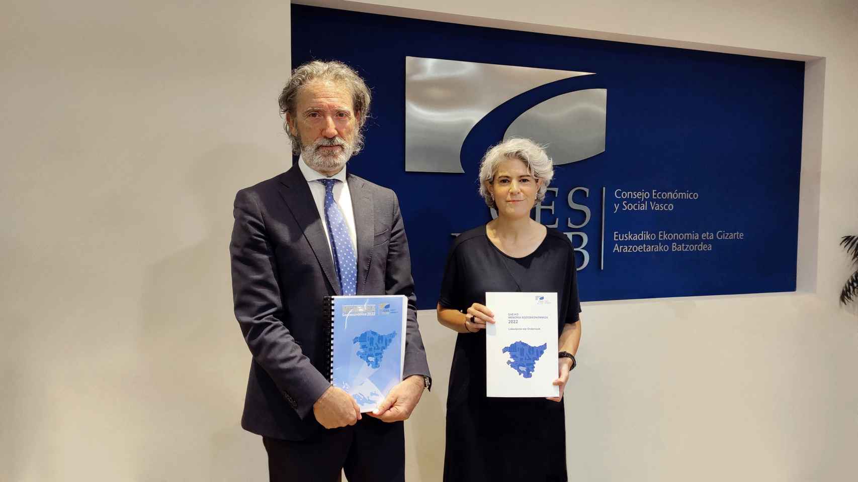 El presidente de la Comisión de la Comisión de la Memoria Socioeconómica del CES, Jon Barrutia, y la presidenta del CES, Emilia Málaga.