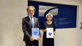 El presidente de la Comisión de la Memoria Socioeconómica, Jon Barrutia, y la presidenta del CES, Emilia Málaga.