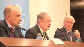 El consejero de Economía Pedro Azpiazu, junto a los altos cargos del departamento Iñaki Barredo y  Alberto Ansuategi / Irekia