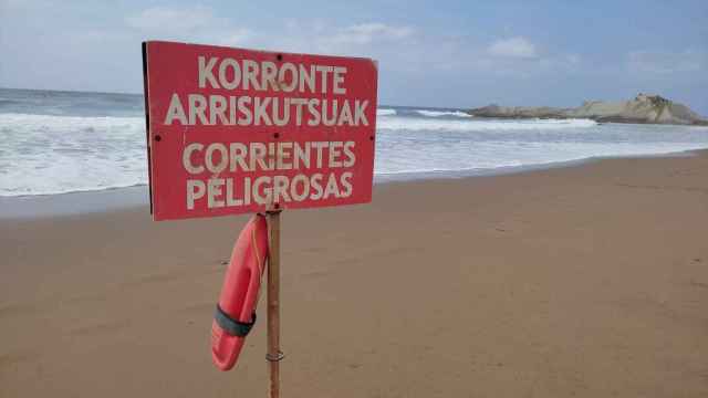 Cartel de aviso de corrientes peligrosas en una playa vizcaína.