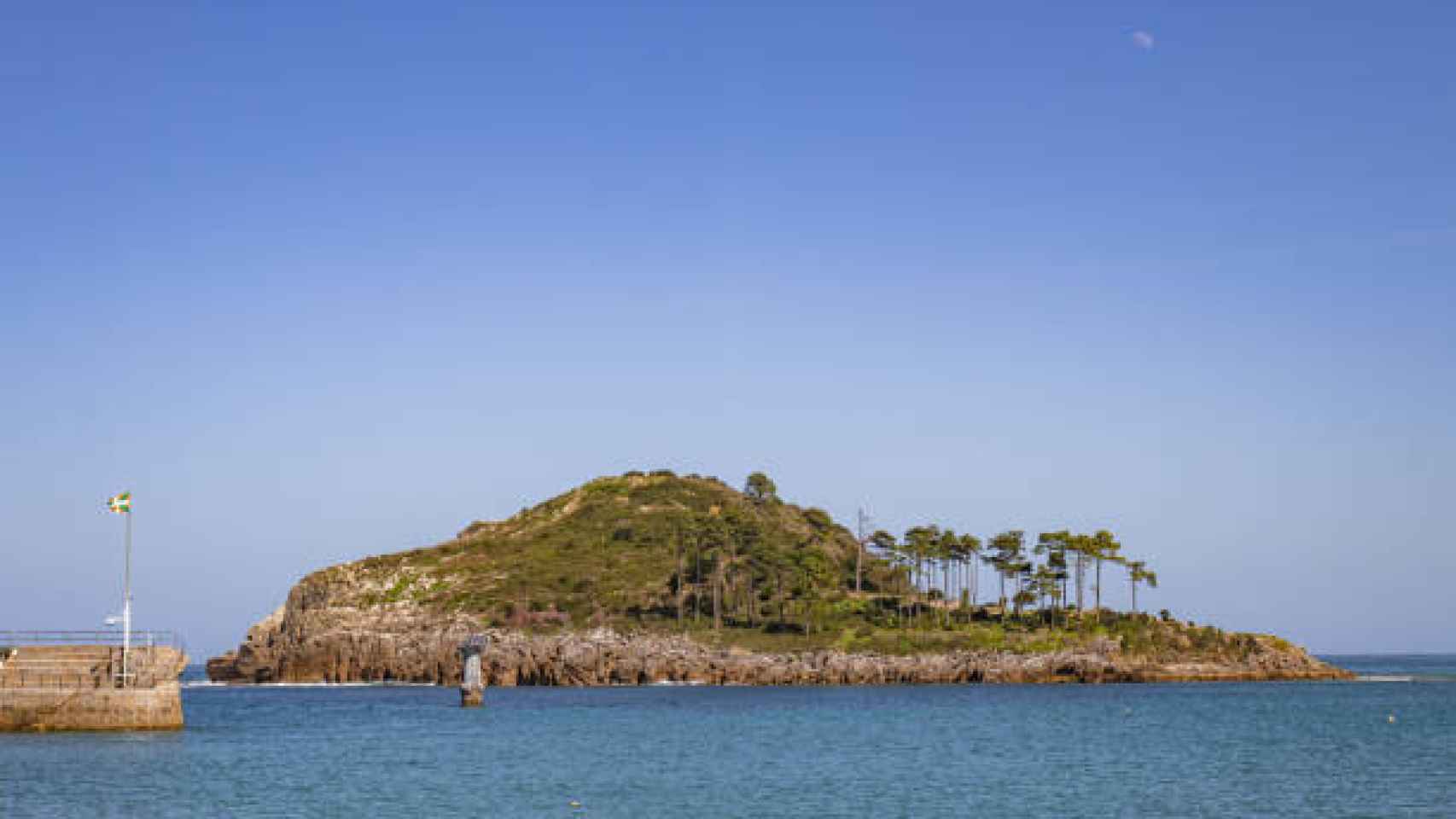 La isla de Lekeitio a la que se puede acceder con marea baja.