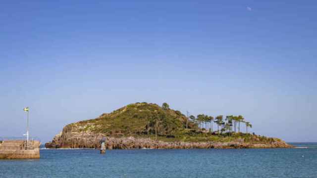 La isla de Lekeitio a la que se puede acceder con marea baja.