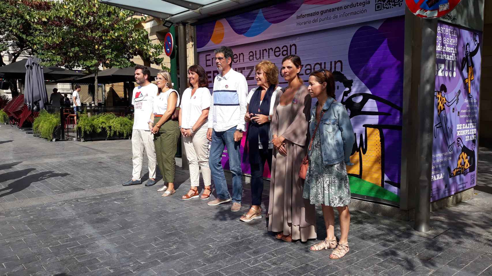 El alcalde, Eneko Goia, junto a representantes de la Corporación Municipal junto al 'punto morado' de San Sebastián / Europa Press