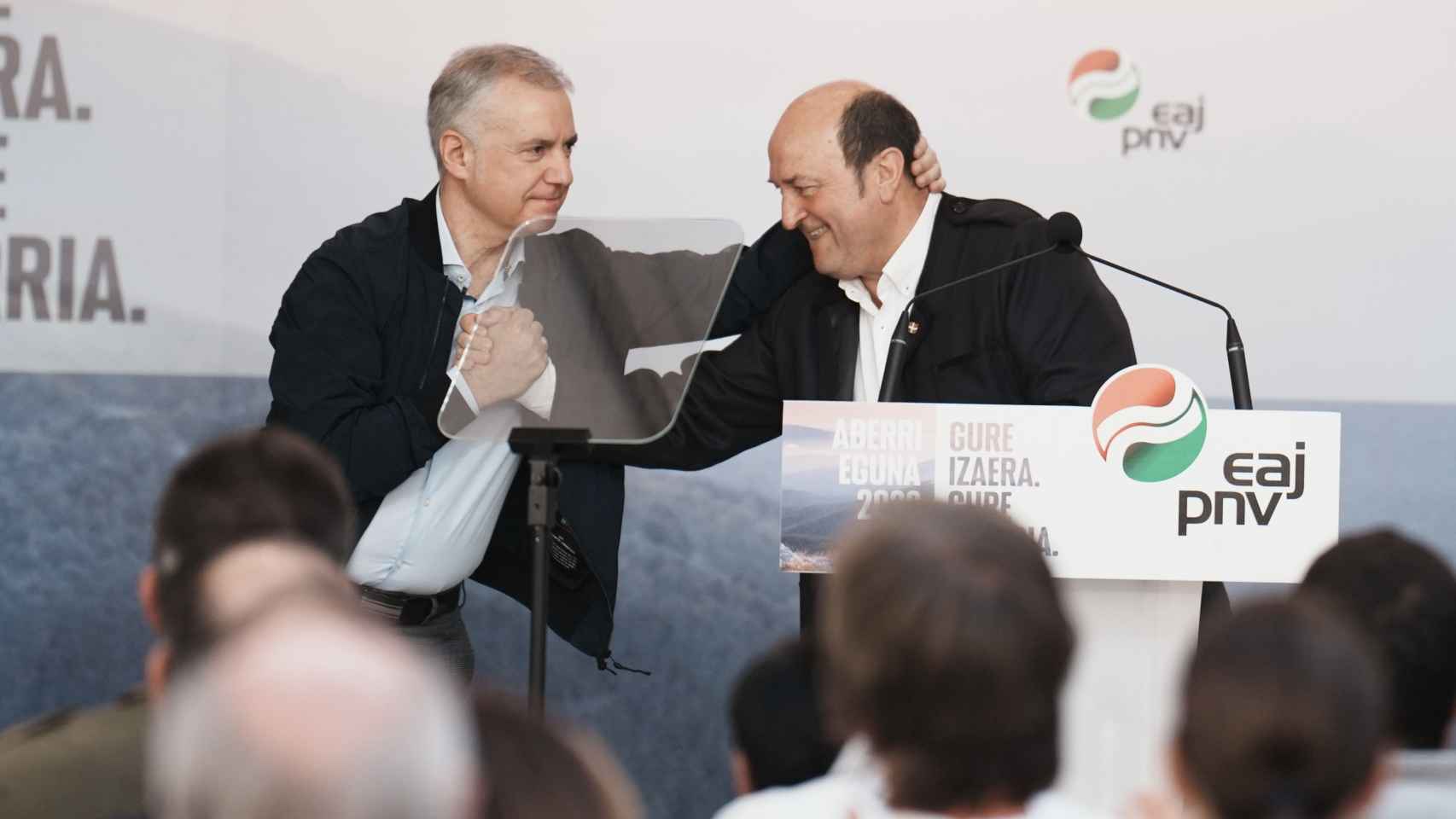 El lehendakari, Iñigo Urkullu , y el presidente del PNV y del EBB, Andoni Ortuzar, intervienen en la celebración del Aberri Eguna / H. BILBAO - EP