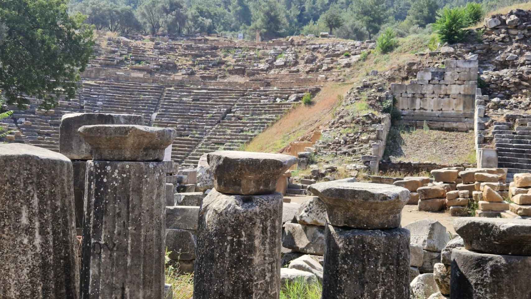 Aún existe en Turquía otro teatro con más capacidad : el de Éfeso, que podría albergar hasta 18.000 personas / A. VIRI