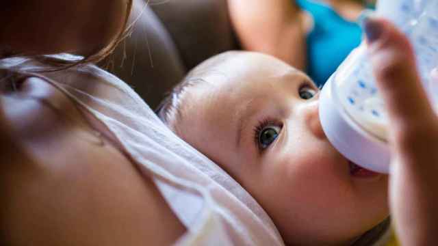 Una madre alimentando a su bebé.