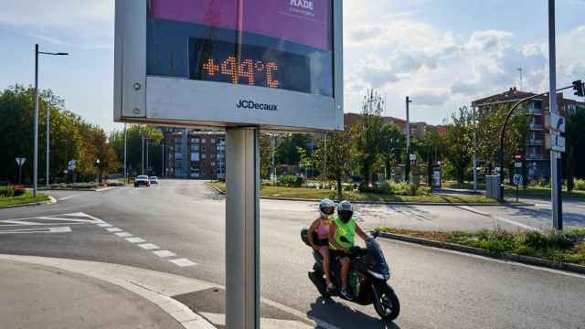 Un termómetro del barrio de Olarizu de Vitoria marcaba 44º a las 18:30 de la tarde este miércoles  / L. RICO - EFE