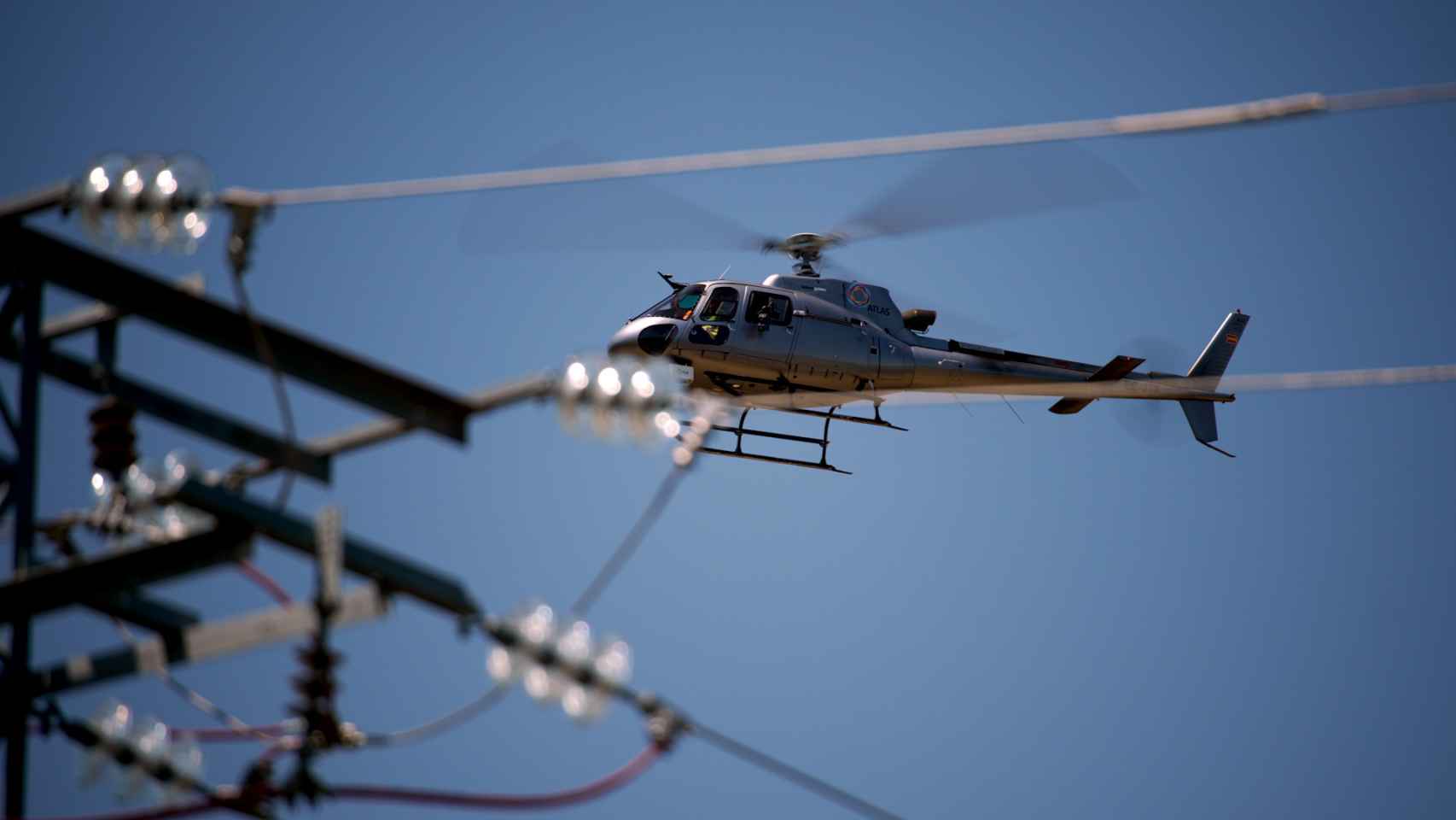 Reconocimiento de las infraestructuras eléctricas con helicópteros equipados con cámaras infrarrojas que miden la temperatura de las instalaciones/Iberdrola