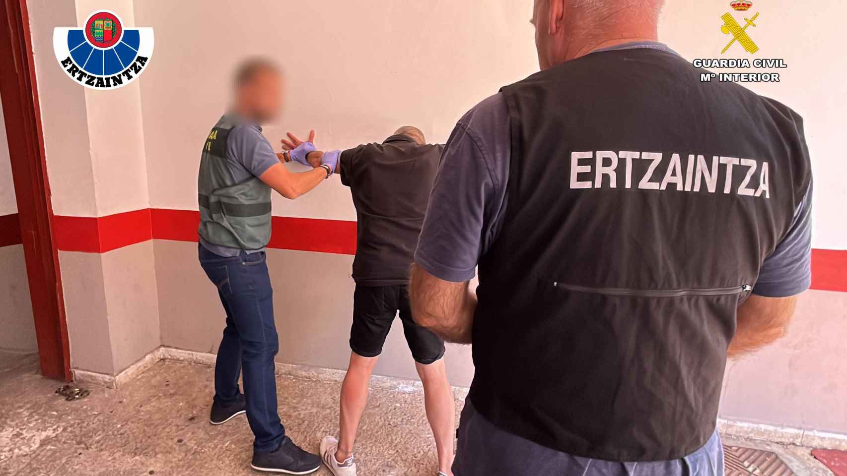 Agentes de la Ertzaintza y la Guardia Civil durante el arresto / Irekia