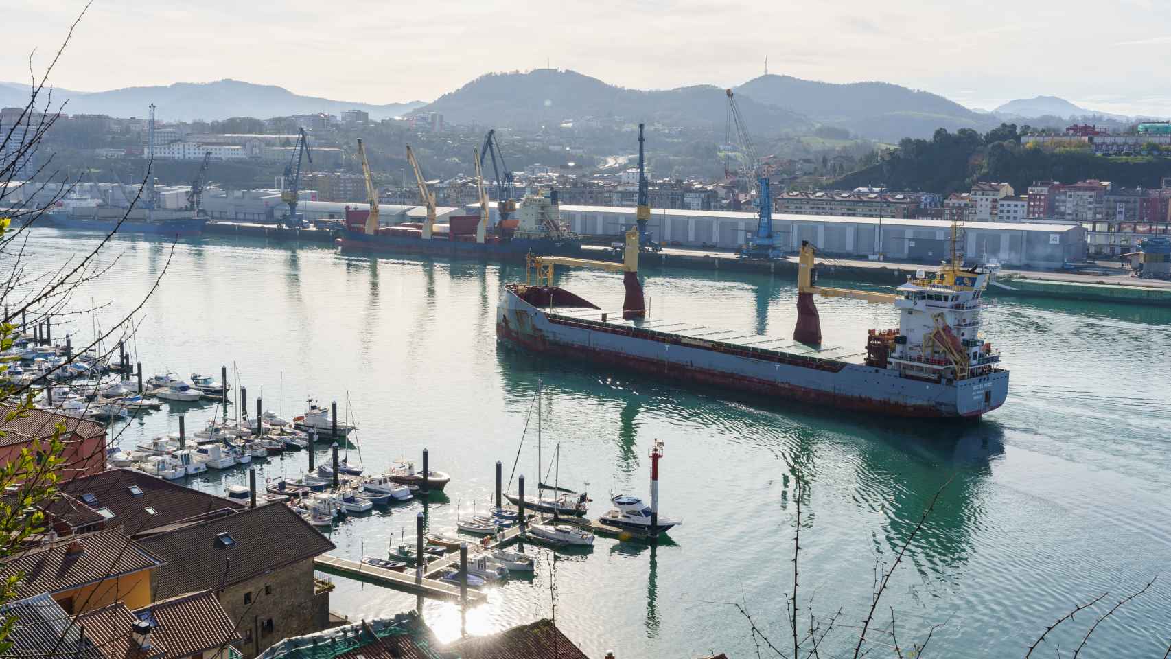 El Puerto de Pasaia busca asentar a los operadores logísticos en sus dársenas.