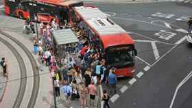 Decenas de ciudadanos ayudan a rescatar a una persona atrapada bajo un autobús en Bilbao