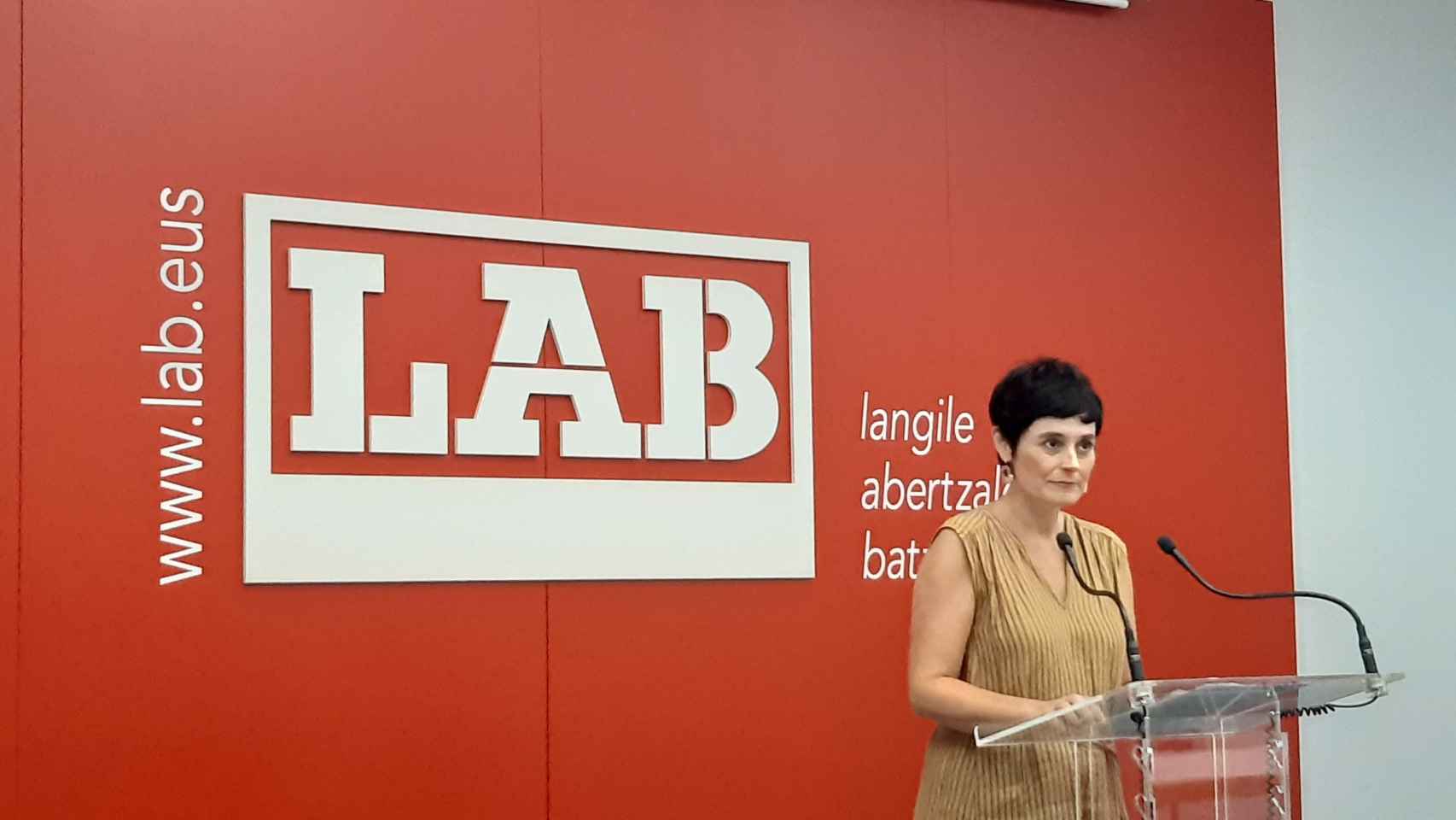 La coordinadora de LAB, Garbiñe Aranburu, en una rueda de prensa en Bilbao
