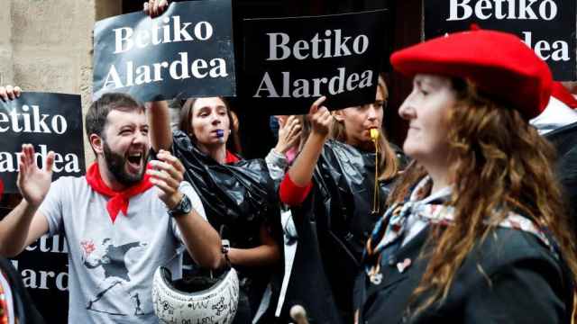 Hondarribia se divide un año más por la participación de mujeres en el Alarde/EFE /Javier Etxezarreta