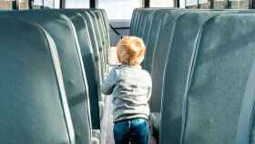 Un niño en un autobús escolar /Pixabay