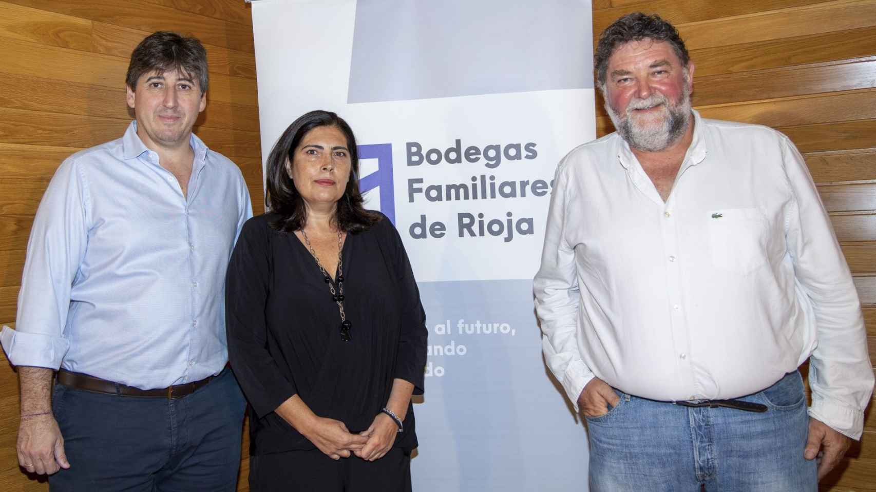 El presidente de Bodegas Familiares de Rioja, Eduardo Hernáiz, la gerente, Ana Jiménez, y el vicepresidente y portavoz en el Consejo Regulador, Juan Carlos Sancha.