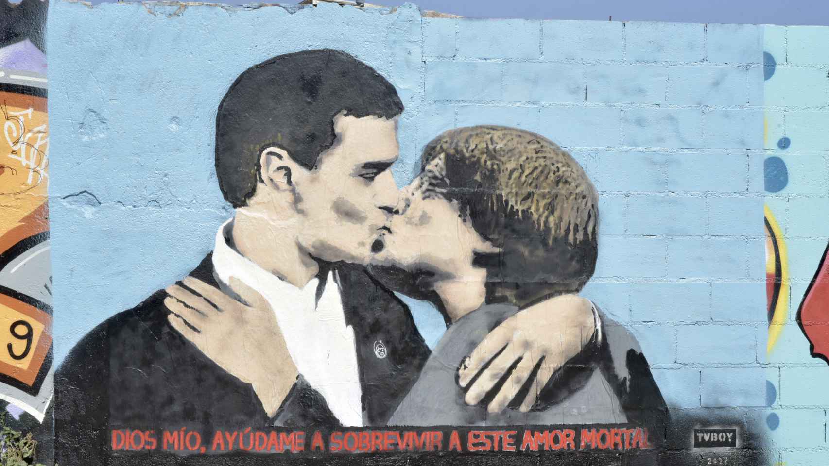 Pintura del presidente español en funciones y candidato del PSOE a la reelección Pedro Sánchez y al expresidente de la Generalitat y eurodiputado de Junts, Carles Puigdemont, dándose un beso en un mural de la plaza de las Glòries de Barcelona /  David Oller - Europa Press