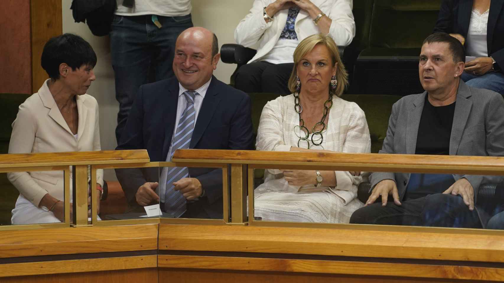 Maddalen Iriarte (EH-Bildu), Andoni Ortuzar (PNV), Itxaso Atutxa (PNV) y Arnaldo Otegi (EH-Bildu) durante el pleno de política general del Parlamento vasco / Legebiltzarra
