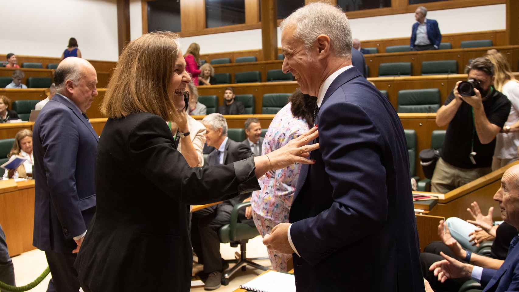 El lehendakari, Iñigo Urkullu, saluda a la portavoz de EH-Bildu en el Parlamento vasco, Nerea Kortajarena / Legebiltzarra