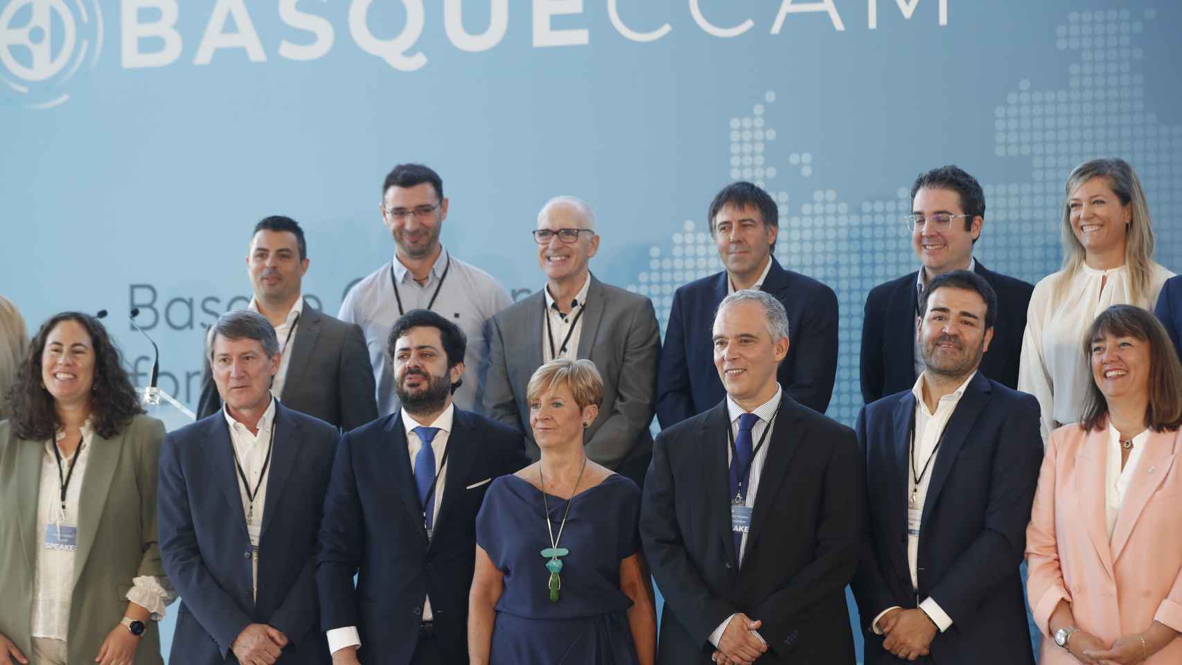 La consejera vasca de Desarrollo Económico, Arantxa Tapia (c), junto al director general y al presidente de BasqueCCAM, respectivamente, Álvaro Arrúe (c, i), y Jorge Posada (c, d)/EFE
